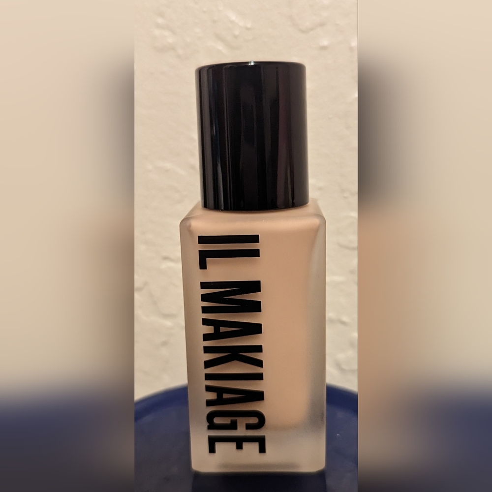 IL Makiage woke up like this foundation